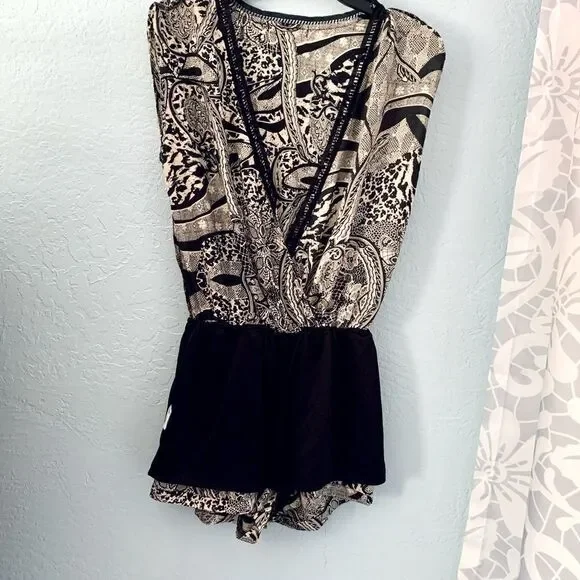 ANGL Black & Cream Abstract Pribt Surplice Short Romper Size Small - Picture 13 of 15
